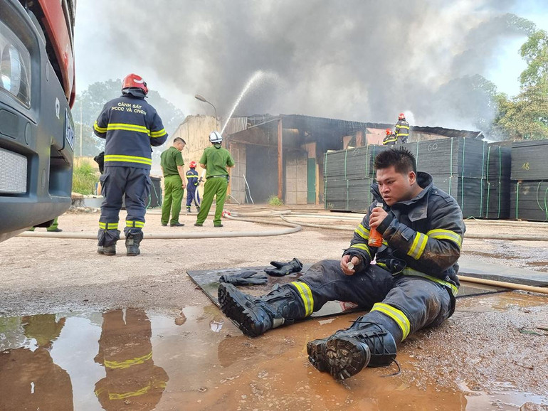 Sau 2 giờ dập lửa, nhiều chiến sĩ thấm mệt.