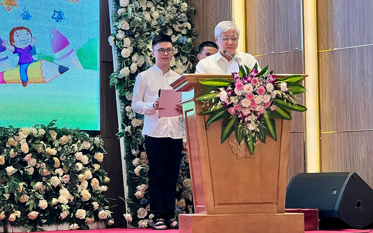 Đồng chí Đỗ Văn Chiến phát biểu tại Diễn đàn Trẻ em khiếm thị Việt Nam lần thứ nhất. Đồng chí Đỗ Văn Chiến phát biểu tại Diễn đàn Trẻ em khiếm thị Việt Nam lần thứ nhất.