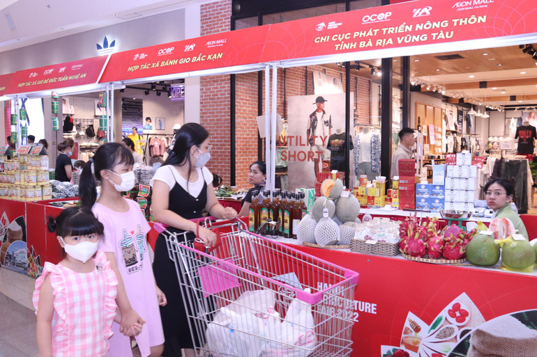 Ba mẹ con tranh thủ ghé thăm các gian hàng tại Hội chợ trong lúc mua sắm tại siêu thị.