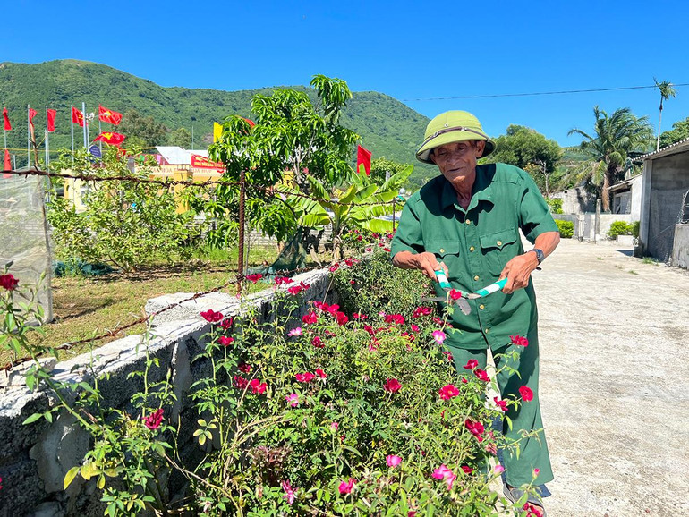 Ông Huy luôn gương mẫu trong các hoạt động chăm sóc đường làng ngõ xóm. Ông Huy luôn gương mẫu trong các hoạt động chăm sóc đường làng ngõ xóm.