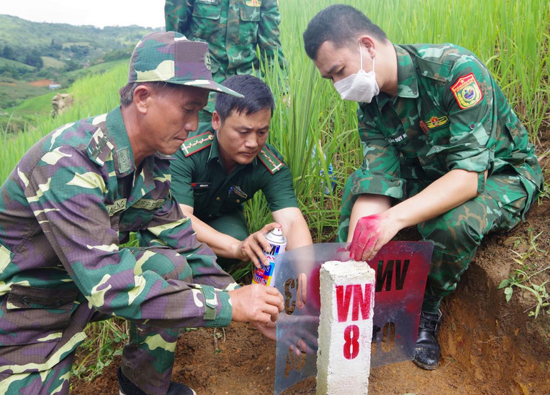 Hai bên tổ chức sơn cọc dấu.