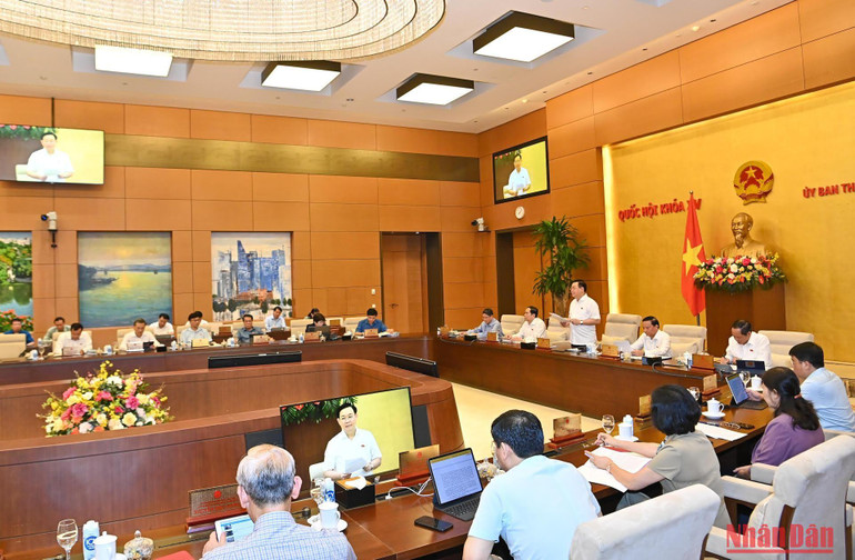 Tại phiên họp, Ủy ban Thường vụ Quốc hội sẽ xem xét, thông qua dự án Pháp lệnh Xử phạt vi phạm hành chính đối với hành vi cản trở hoạt động tố tụng và cho ý kiến nhiều dự án Luật quan trọng trình Quốc hội cho ý kiến/xem xét, thông qua tại Kỳ họp thứ 4 tới đây.