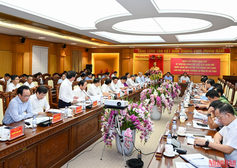 [Ảnh] Chủ tịch Quốc hội Vương Đình Huệ thăm và làm việc tại tỉnh Hà Tĩnh ảnh 2