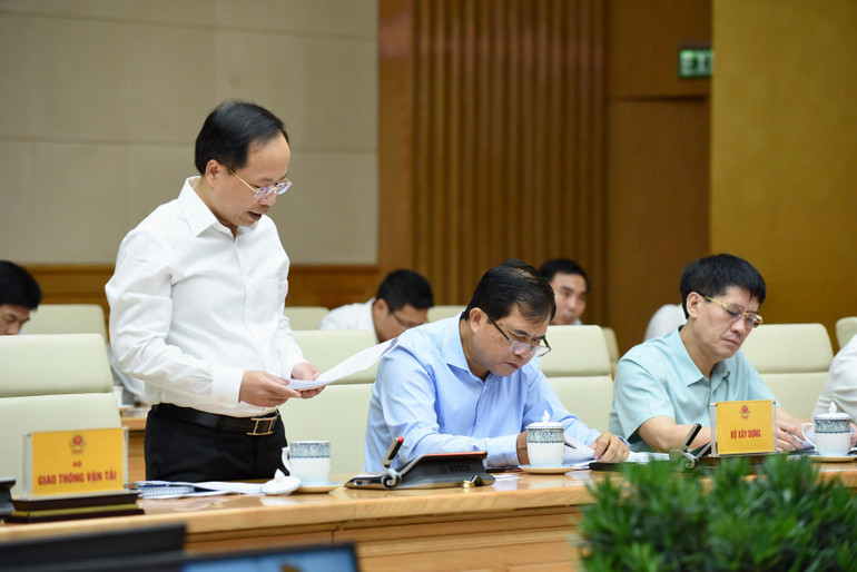 Đại diện Bộ Giao thông vận tải trình bày báo cáo của Ban Chỉ đạo Nhà nước các công trình, dự án quan trọng quốc gia, trọng điểm ngành giao thông vận tải.