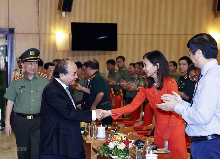 Chủ tịch nước Nguyễn Xuân Phúc và các đại biểu.