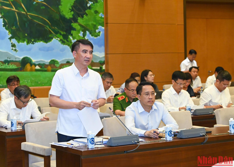 Giám đốc Sở Tài chính Nguyễn Xuân Lưu giải trình về những vấn đề đoàn giám sát đặt ra.