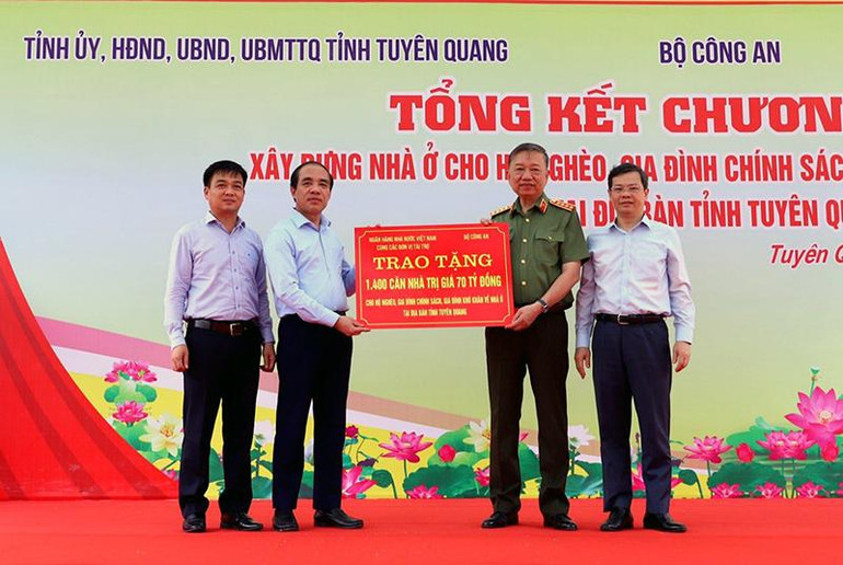 Đại tướng Tô Lâm, Ủy viên Bộ Chính trị, Bộ trưởng Công an trao biểu trưng 1.400 ngôi nhà cho lãnh đạo tỉnh Tuyên Quang.