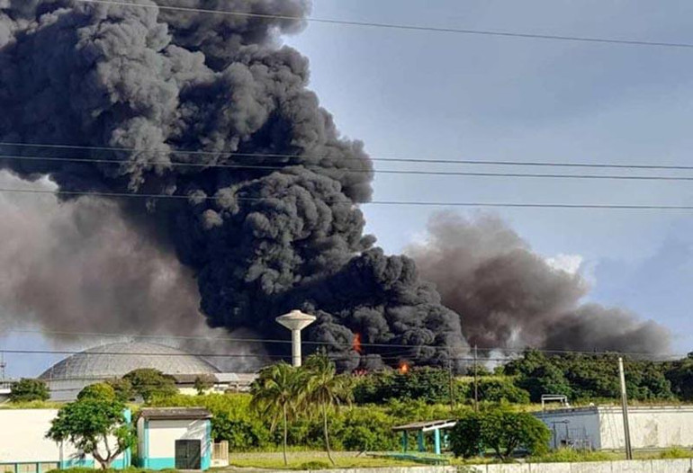 Hình ảnh đám cháy nhìn từ đường cao tốc trong Khu công nghiệp Matanzas.