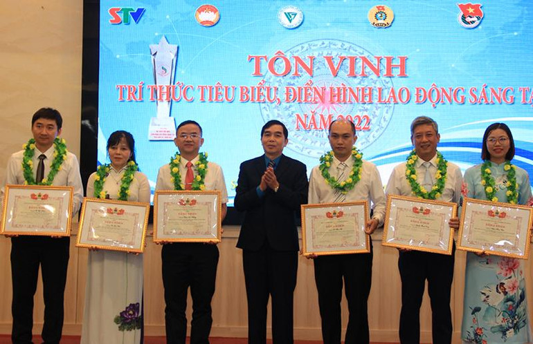 Liên đoàn Lao động tỉnh Sơn La tặng bằng khen cho các cá nhân tiêu biểu.