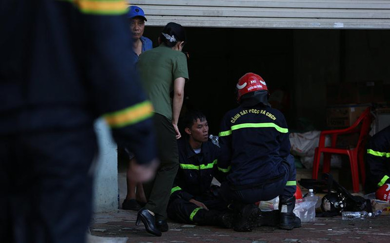 Chiến sĩ phòng cháy, chữa cháy vắt kiệt sức mình tại hiện trường vụ cháy chiều 1/8.