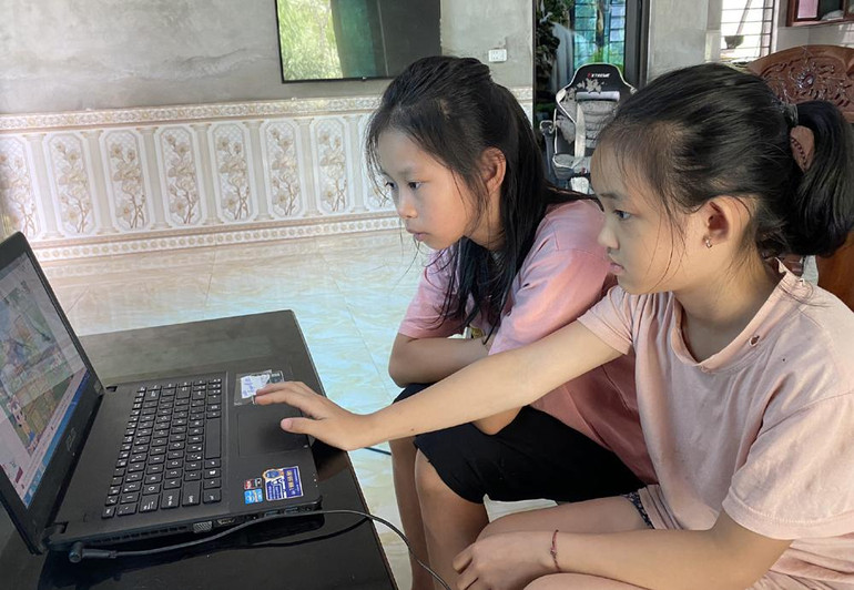 Học sinh ở xã Dương Phong, huyện Bạch Thông sử dụng máy tính để học tập. Học sinh ở xã Dương Phong, huyện Bạch Thông sử dụng máy tính để học tập.