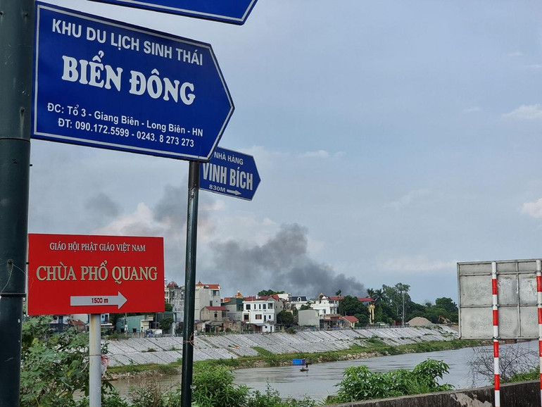 Đám cháy bùng lên tại xí nghiệp nằm giữa cánh đồng, rất may là biệt lập với khu dân cư.