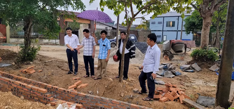 Ông Tưởng Đăng Hào, Chủ tịch UBND thị trấn Thanh Chương (ngoài cùng bên trái) và đại diện doanh nghiệp đã tự nguyện lát gạch block một đoạn vỉa hè.