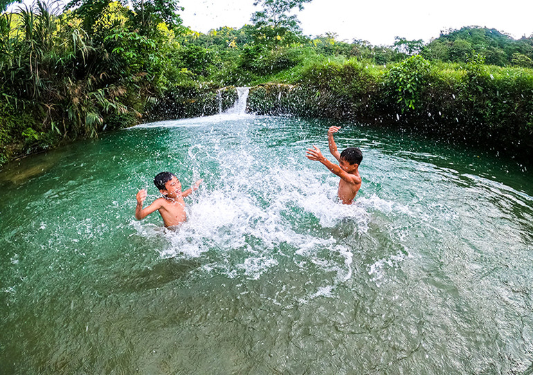 Trẻ em đắm mình giữa dòng suối trong veo của bản Bướt.
