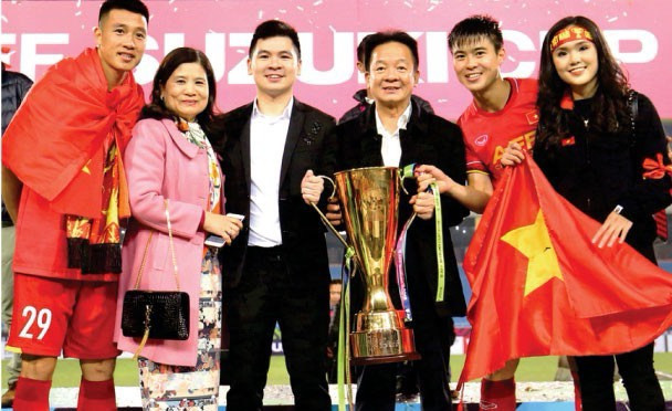 Gia điình bầu Hiển chúc mừng đội tuyển quốc gia và các cầu thủ của CLB Hà Nội trong màu áo đội tuyển Quốc gia.