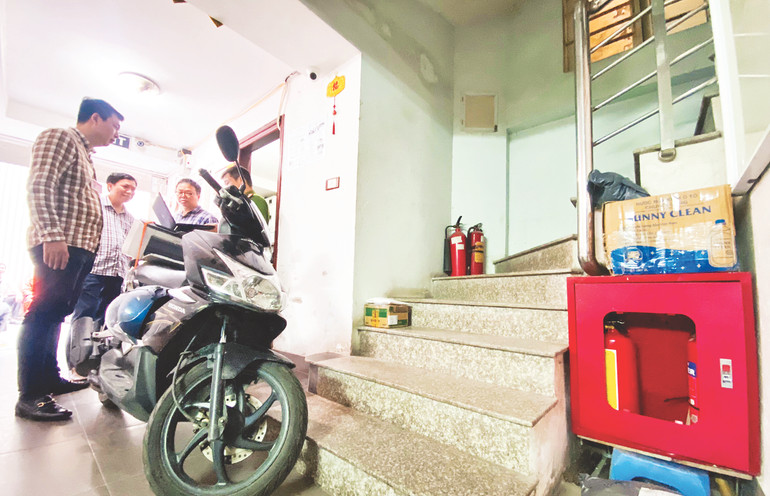 Lực lượng chức năng kiểm tra tòa chung cư mini tại ngõ 203 Trường Chinh (phường Khương Mai, quận Thanh Xuân, TP Hà Nội). Ảnh | Thành Đạt Lực lượng chức năng kiểm tra tòa chung cư mini tại ngõ 203 Trường Chinh (phường Khương Mai, quận Thanh Xuân, TP Hà Nội). Ảnh | Thành Đạt