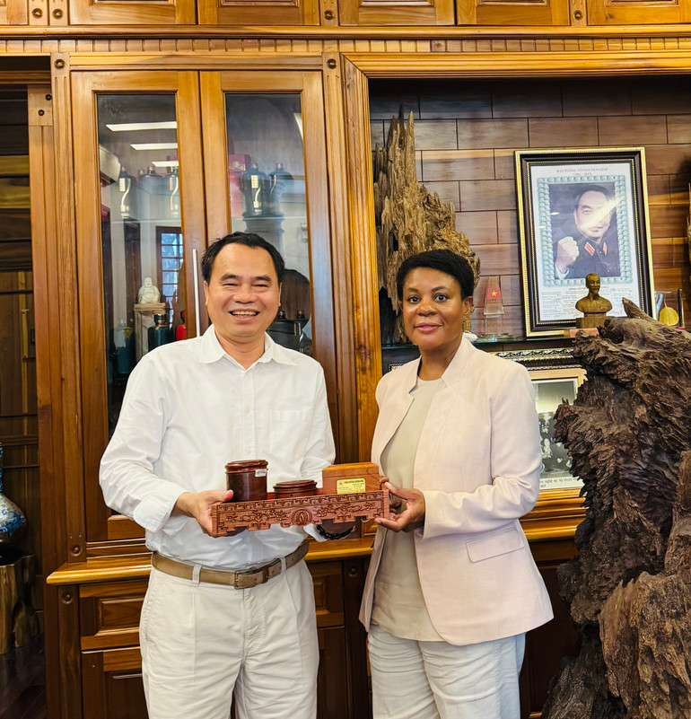 Doanh nhân Nguyễn Văn Tưởng tiếp Tiến sĩ Alondra Nelson từng là Phó Trợ lý của Tổng thống Joe Biden- được đưa vào danh sách TIME100 những người có ảnh hưởng nhất trong lĩnh vực trí tuệ nhân tạo (AI) năm 2023 - đến thăm và làm việc với công ty Trầm Hương Khánh Hòa. Doanh nhân Nguyễn Văn Tưởng tiếp Tiến sĩ Alondra Nelson từng là Phó Trợ lý của Tổng thống Joe Biden- được đưa vào danh sách TIME100 những người có ảnh hưởng nhất trong lĩnh vực trí tuệ nhân tạo (AI) năm 2023 - đến thăm và làm việc với công ty Trầm Hương Khánh Hòa.