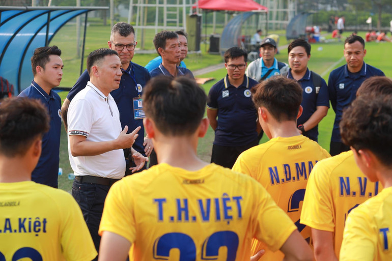 Danh thủ Triệu Quang Hà động viên các cầu thủ U17 CLB Hà Nội trong giải U17 quốc gia năm 2024