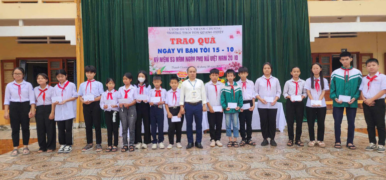 Thầy hiệu trưởng Nguyễn Trọng Đạt trao quà các học sinh trong Ngày vì bạn tôi.