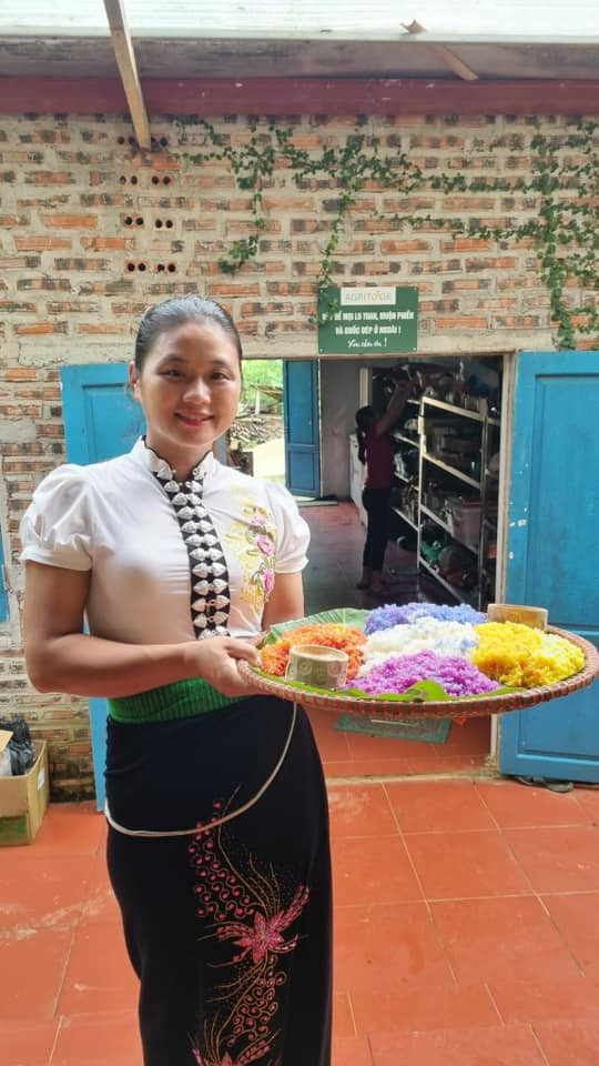 Cô gái Thái xinh đẹp và dịu dàng đã chuẩn bị bữa ăn mang hương vị đồng rừng cho du khách