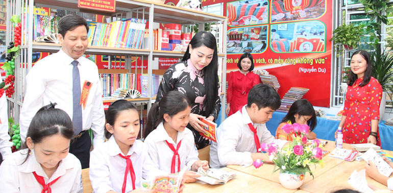 Bí thư Tỉnh ủy Vĩnh Phúc Hoàng Thị Thúy Lan và các em nhỏ trong thư viện thôn Hoàng Chung.