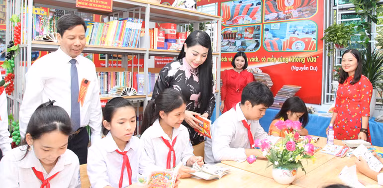 Bí thư Tỉnh ủy Vĩnh Phúc Hoàng Thị Thúy Lan và các em nhỏ trong thư viện thôn Hoàng Chung.
