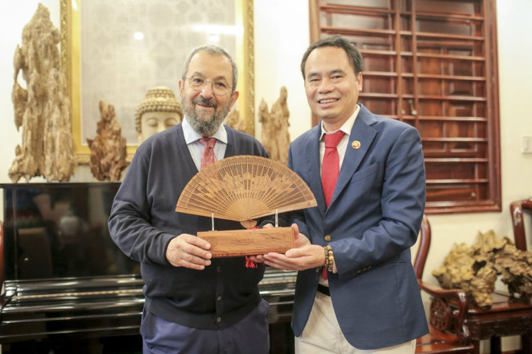 Doanh nhân Nguyễn Văn Tưởng tặng cựu Thủ tướng Israel Ehud Barak chiếc quạt làm bằng trầm hương trong lần cựu Thủ tướng Ehud Barak đến thăm công ty Trầm hương Khánh Hòa Doanh nhân Nguyễn Văn Tưởng tặng cựu Thủ tướng Israel Ehud Barak chiếc quạt làm bằng trầm hương trong lần cựu Thủ tướng Ehud Barak đến thăm công ty Trầm hương Khánh Hòa