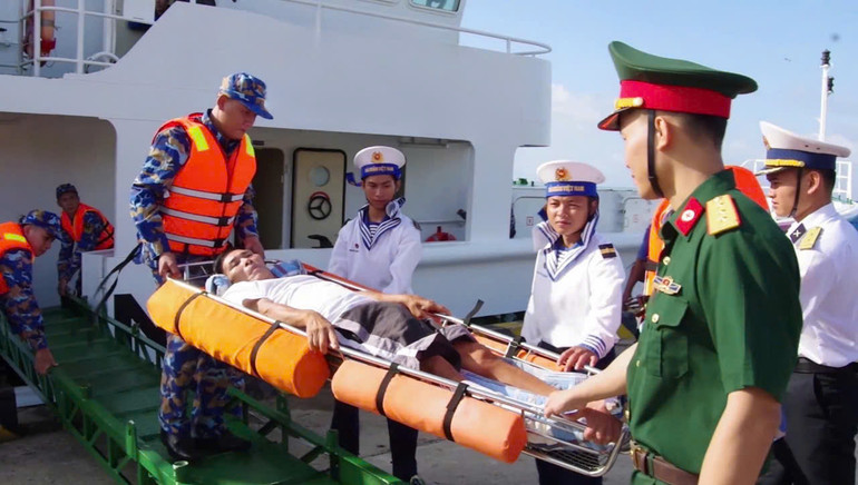 Đưa bệnh nhân ở quần đảo Trường Sa lên tàu 473 vùng 4 Hải quân vào bờ.