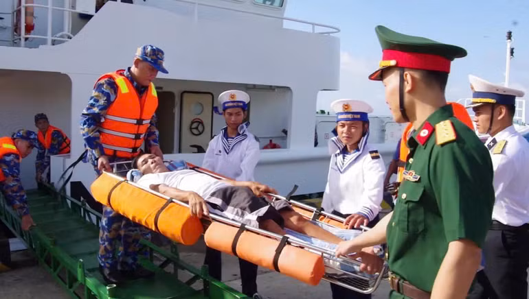 Đưa bệnh nhân ở quần đảo Trường Sa lên tàu 473 vùng 4 Hải quân vào bờ. Đưa bệnh nhân ở quần đảo Trường Sa lên tàu 473 vùng 4 Hải quân vào bờ.