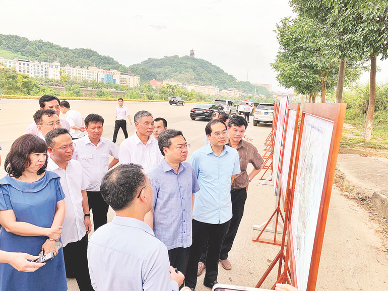 Lãnh đạo UBND tỉnh Lào Cai và lãnh đạo Bộ Xây dựng khảo sát tại Khu kinh tế cửa khẩu Lào Cai. Ảnh | PV