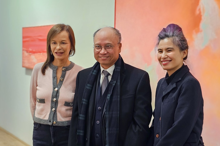 Bà Almine Rech-Picasso, Giám đốc phòng trưng bày, và nghệ sĩ Tia-Thủy Nguyễn chụp ảnh lưu niệm cùng Đại sứ Việt Nam tại Pháp Đinh Toàn Thắng. (Ảnh: MINH DUY)