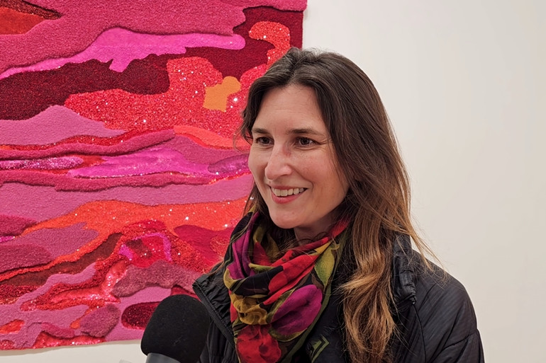 Chị Mara Hoberman, biên tập viên của tạp chí nghệ thuật chuyên ngành Art Forum, chia sẻ ấn tượng. (Ảnh: MINH DUY)