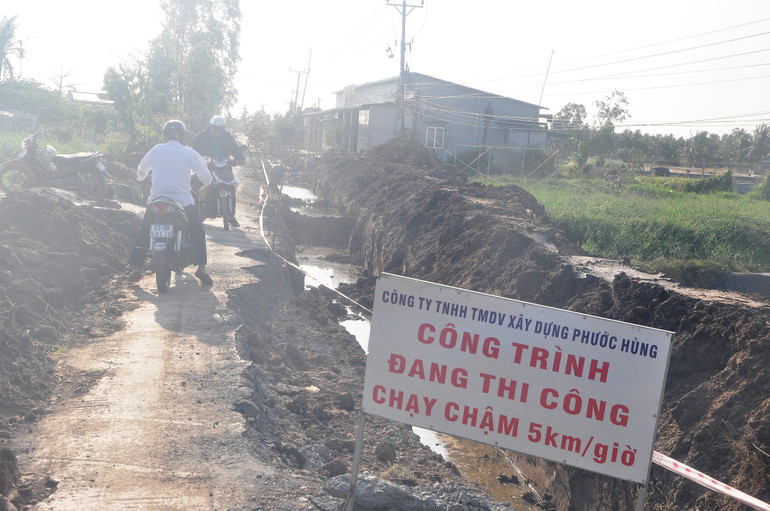 Phương tiện qua lại công trình này nhiều khó khăn.