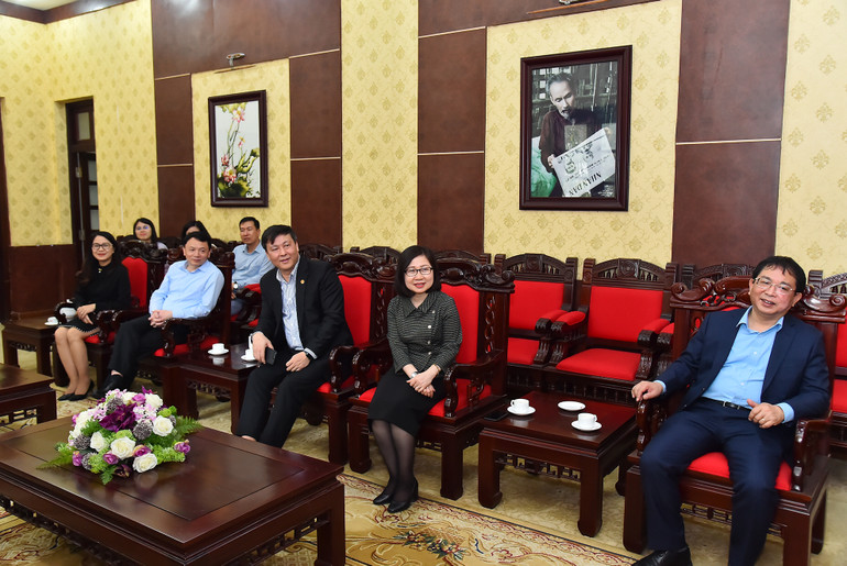 Đoàn đại biểu Thông tấn xã Việt Nam tại buổi tiếp nhân kỷ niệm 72 năm Ngày Báo Nhân Dân ra số đầu. Đoàn đại biểu Thông tấn xã Việt Nam tại buổi tiếp nhân kỷ niệm 72 năm Ngày Báo Nhân Dân ra số đầu.