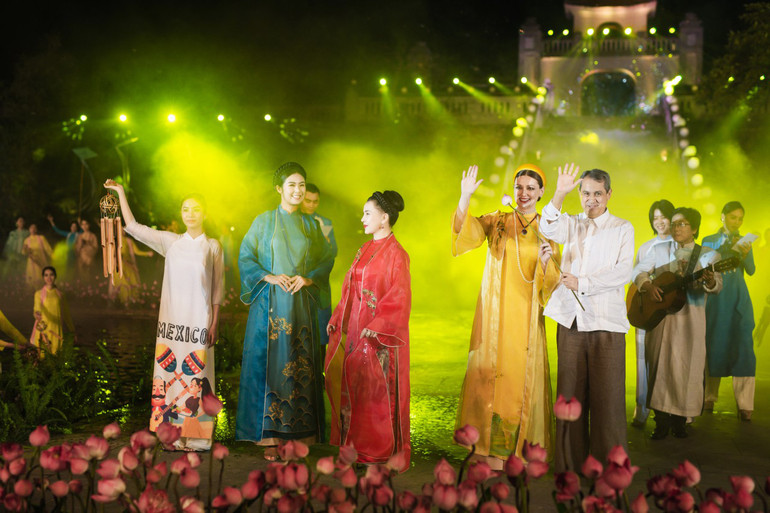 Đại sứ, phu nhân các nước trong tà áo dài Việt Nam tại Festival Áo dài Quảng Ninh 2022. (Ảnh: toquoc.vn) Đại sứ, phu nhân các nước trong tà áo dài Việt Nam tại Festival Áo dài Quảng Ninh 2022. (Ảnh: toquoc.vn)