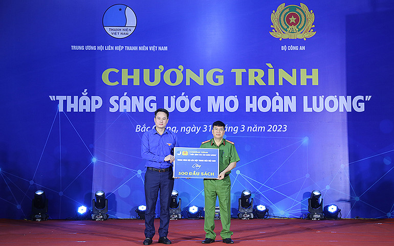 Phó Chủ tịch Hội Liên hiệp Thanh niên Việt Nam Nguyễn Kim Quy trao tượng trưng công trình tủ sách tặng đại diện Trại giam Ngọc Lý.