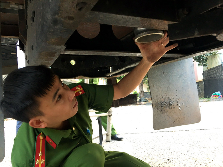 Kiểm tra van xả dưới gầm xe.