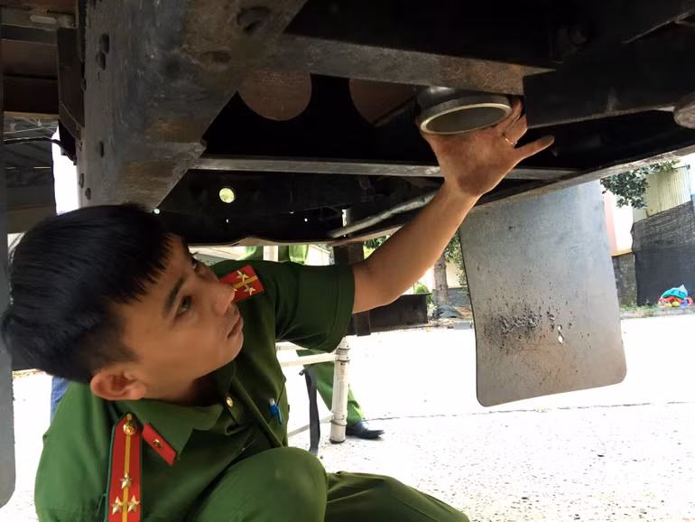 Kiểm tra van xả dưới gầm xe. Kiểm tra van xả dưới gầm xe.