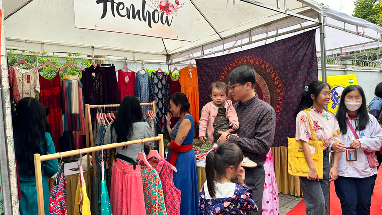 Gian hàng trưng bày trang phục Ấn Độ thu hút đông đảo người Việt. Gian hàng trưng bày trang phục Ấn Độ thu hút đông đảo người Việt.