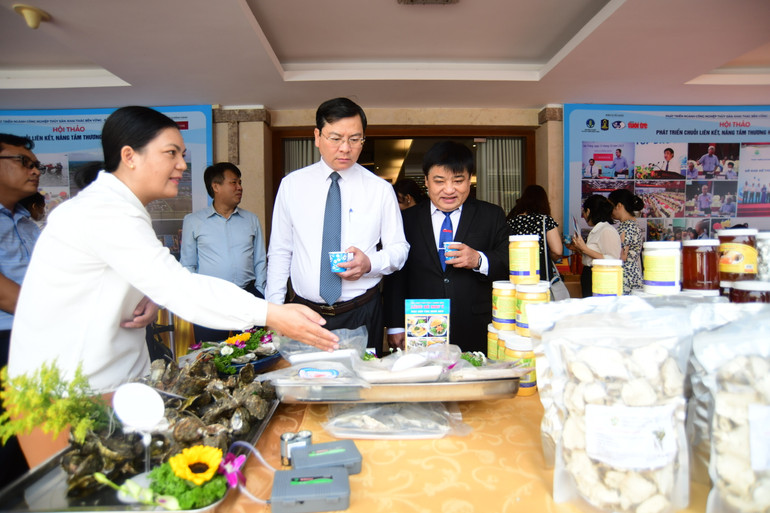 Tham quan các gian hàng thủy sản. Tham quan các gian hàng thủy sản.