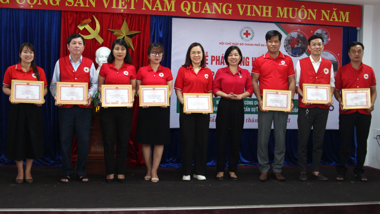 Khen thưởng các tập thể thực hiện tốt Phong trào “Tết Nhân ái”.