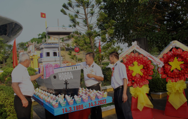 Mô hình tàu HQ-604 được các anh em đồng đội chuẩn bị chu đáo. Mô hình tàu HQ-604 được các anh em đồng đội chuẩn bị chu đáo.