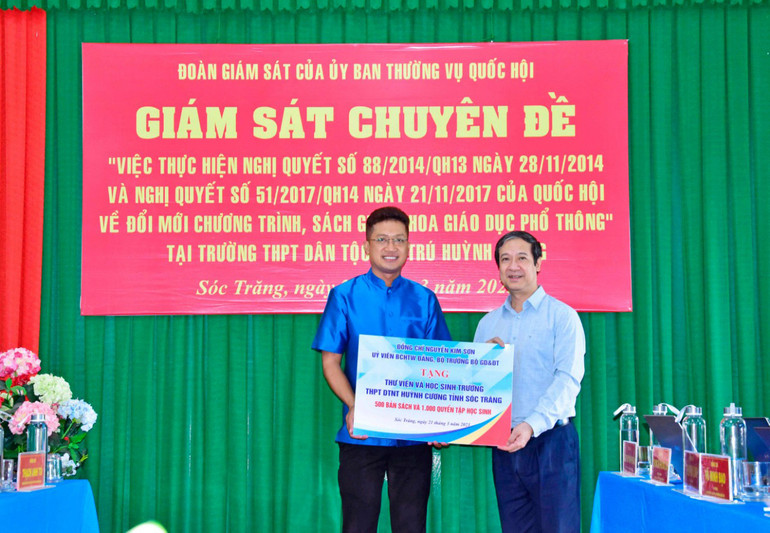 Bộ trưởng Nguyễn Kim Sơn tặng quà cho Trường trung học phổ thông dân tộc nội trú Huỳnh Cương. Bộ trưởng Nguyễn Kim Sơn tặng quà cho Trường trung học phổ thông dân tộc nội trú Huỳnh Cương.