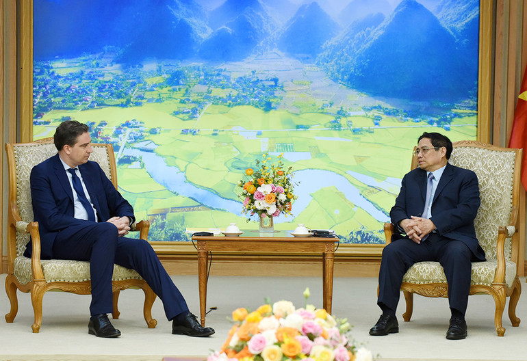 Tại buổi tiếp, Thủ tướng Chính phủ Phạm Minh Chính chuyển lời thăm hỏi của Tổng Bí thư Nguyễn Phú Trọng, Chủ tịch Quốc hội Vương Đình Huệ và của cá nhân Thủ tướng đến lãnh đạo cấp cao Pháp; bày tỏ mong muốn sớm đón Tổng thống Emmanuel Macron và Thủ tướng Elisabeth Borne sang thăm Việt Nam trong năm 2023 nhân dịp hai nước kỷ niệm 50 năm thiết lập quan hệ ngoại giao.