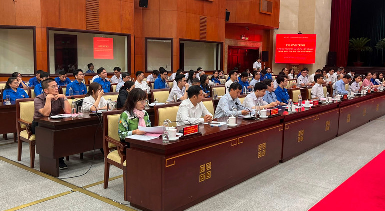 Các sinh viên, đại diện sở, ngành thành phố dự chương trình gặp gỡ.