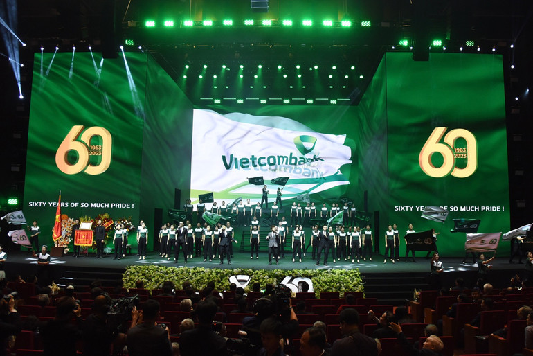 Chương trình nghệ thuật chào mừng lễ kỷ niệm 60 năm ngày thành lập và đón nhận danh hiệu Anh hùng Lao động.