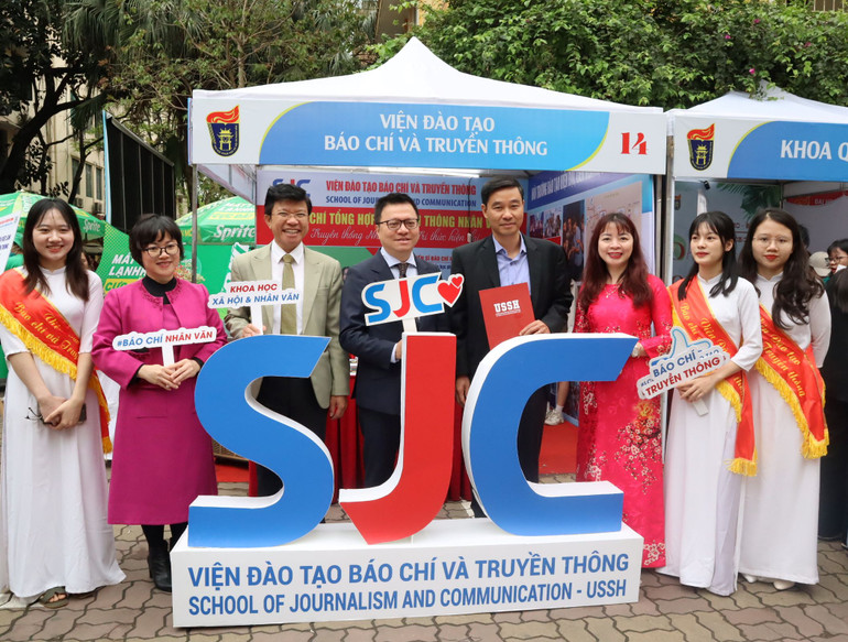 Các đại biểu tại gian hàng Viện đào tạo Báo chí và truyền thông.