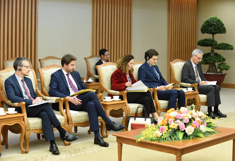 Các thành viên tháp tùng Bộ trưởng đặc trách Ngoại thương, Thu hút kinh tế và người Pháp ở nước ngoài.