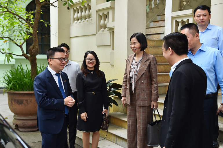 Tổng Biên tập Báo Nhân Dân Lê Quốc Minh và Tổng Giám đốc Thông tấn xã Việt Nam Vũ Việt Trang trao đổi với các thành viên trong đoàn sau buổi tiếp. Tổng Biên tập Báo Nhân Dân Lê Quốc Minh và Tổng Giám đốc Thông tấn xã Việt Nam Vũ Việt Trang trao đổi với các thành viên trong đoàn sau buổi tiếp.