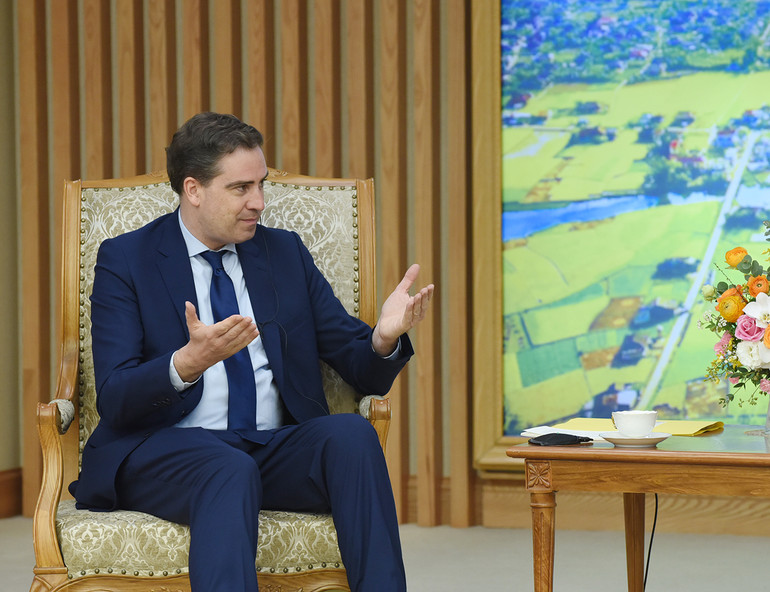 Bộ trưởng Pháp Olivier Becht đánh giá cao vai trò cộng đồng người Việt Nam tại Pháp, coi đây là cầu nối quan trọng giữa hai nước. Bộ trưởng Olivier Becht nhất trí tiềm năng hợp tác kinh tế giữa hai nước còn rất lớn; khẳng định sẽ tiếp tục thúc đẩy hợp tác với Việt Nam trong các lĩnh vực Pháp có thế mạnh như ứng phó chống biến đổi khí hậu, hạ tầng giao thông đô thị, y tế, năng lượng, hàng không, chính phủ điện tử…